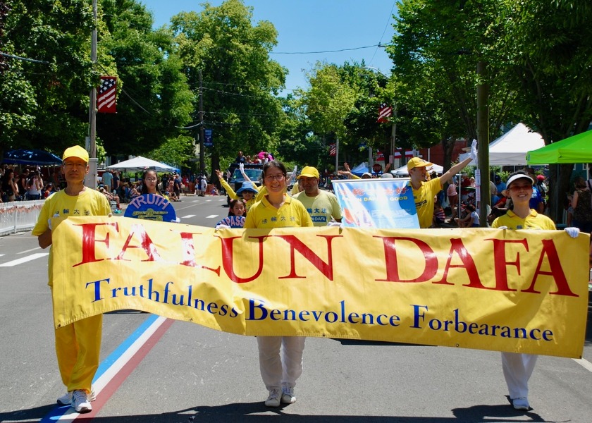 Image for article Bristol, Rhode Island: Falun Gong Uygulayıcıları Amerika'nın En Eski Dört Temmuz Geçit Törenine Davet Edildi