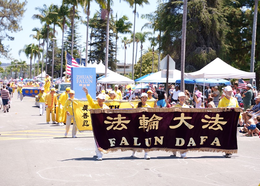 Image for article Kaliforniya: Falun Dafa Uygulayıcılarının Barış Mesajı Coronado 4 Temmuz Geçit Töreninde İyi Karşılandı
