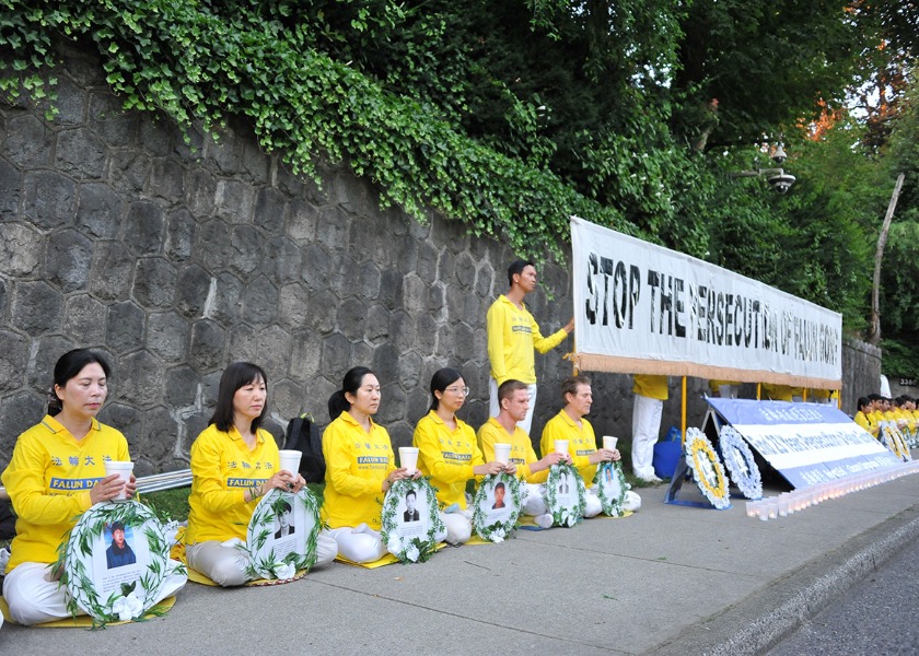 Image for article Vancouver: Mum Işığı Nöbetiyle Çin Rejiminin 23 Yıldır Devam Eden Zulmü Sırasında Ölen Falun Gong Uygulayıcıları Anıldı