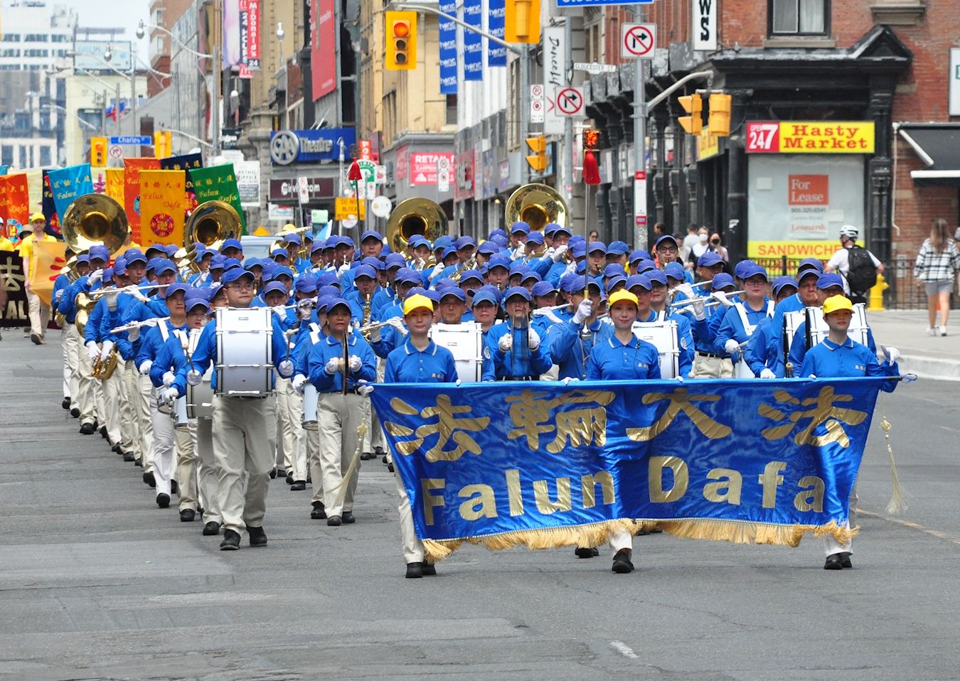Image for article Toronto: Çin'deki Zulmü Ortaya Çıkarmak İçin Düzenlenen Geçit Töreni Sırasında Halktan Falun Dafa'ya Övgü