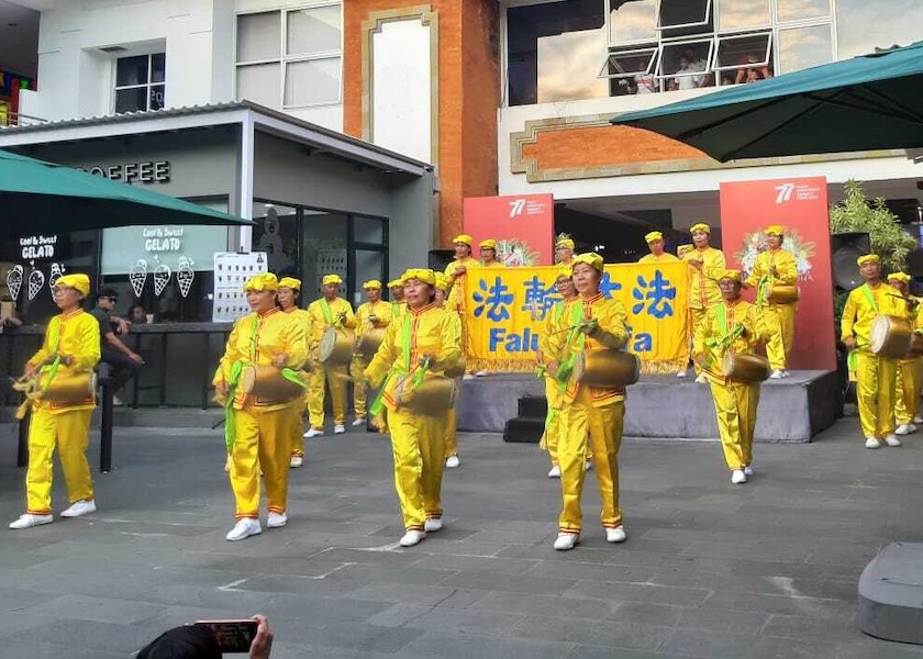 Image for article Endonezya: Falun Dafa Grubu Bağımsızlık Günü Kutlamasında Performans Sergiledi