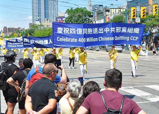 Image for article Toronto, Kanada: Geçit Töreniyle Çin Komünist Partisi Örgütlerinden Ayrılan 400 Milyon Kişi Kutlandı
