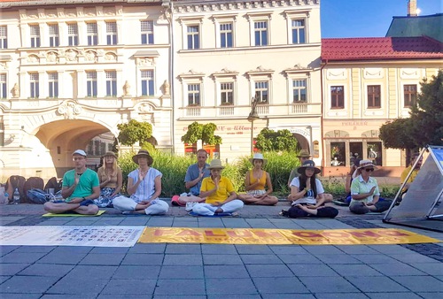 Image for article Slovakya: Uygulayıcılar İnsanlara Zulmü Anlatmak İçin Birçok Şehirde Faaliyetler Düzenledi