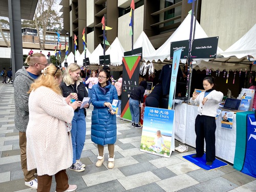 Image for article Avustralya: Falun Dafa Kulübü, Oryantasyon Haftası Boyunca Öğretmenlere ve Öğrencilere Manevi Uygulamayı Tanıttı