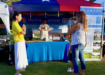 Image for article Teksas: Clute Sivrisinek Festivalinde Falun Dafa'yı Öğrenmek