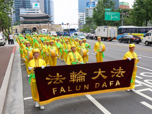 Image for article Seul, Güney Kore: Çin'de Falun Dafa'ya Yapılan Zulmü Barışçıl Bir Şekilde Protesto Etmek İçin Miting ve Geçit Töreni Düzenlendi