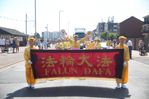 Image for article İngiltere: Falun Gong Uygulayıcıları Skegness Karnavalı Geçit Törenine Katıldılar