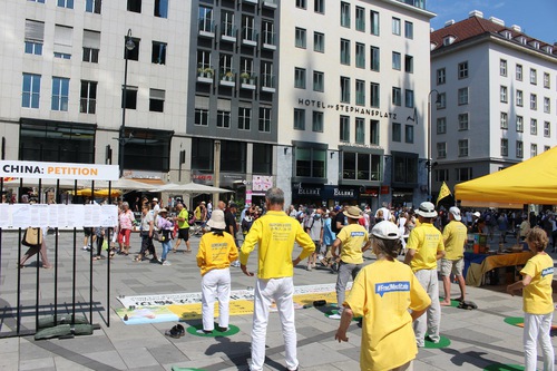 Image for article Avusturya: Çin Komünist Rejiminin 23 Yıl Boyunca Sürdürdüğü Falun Gong Zulmünü Protesto Etmek İçin Viyana'da Miting Düzenlendi