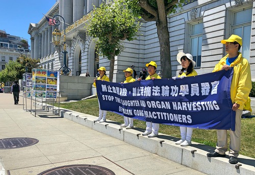 Image for article San Francisco, Kaliforniya: Yerel Halk, Zulmü Kınayan Falun Dafa Uygulayıcılarını Destekledi