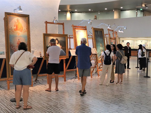Image for article Toronto, Kanada: Uluslararası Zhen Shan Ren Sanat Sergisi Ziyaretçilerin Kalplerine Dokunuyor