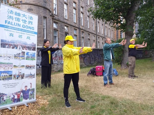 Image for article Edinburgh, İskoçya: Falun Dafa Uygulayıcıları Barışçıl Direnişin 23. Yıldönümünü Kutladılar