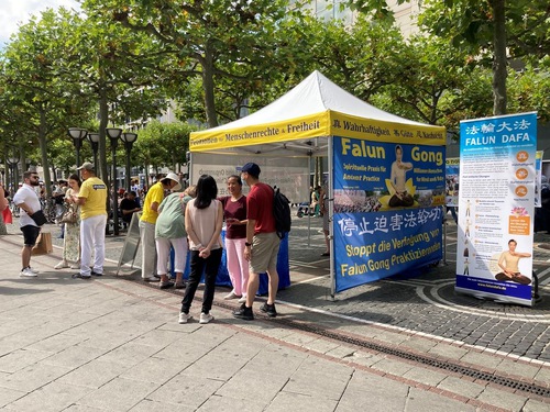 Image for article  Almanya, Frankfurt: Uygulayıcılar ÇKP'nin Falun Dafa'ya Karşı Devam Eden Zulmünü Ortaya Çıkardı