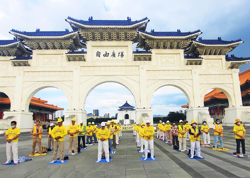 Image for article Taipei, Tayvan: Uygulayıcılar Özgürlük Meydanı'ndaki Etkinlikler Sırasında Falun Dafa'nın Faydalarını Paylaştı