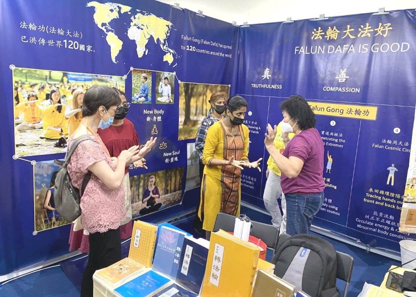 Image for article Kuala Lumpur, Malezya: Yerel Halk Sağlık Fuarında Falun Dafa'yı Duydu