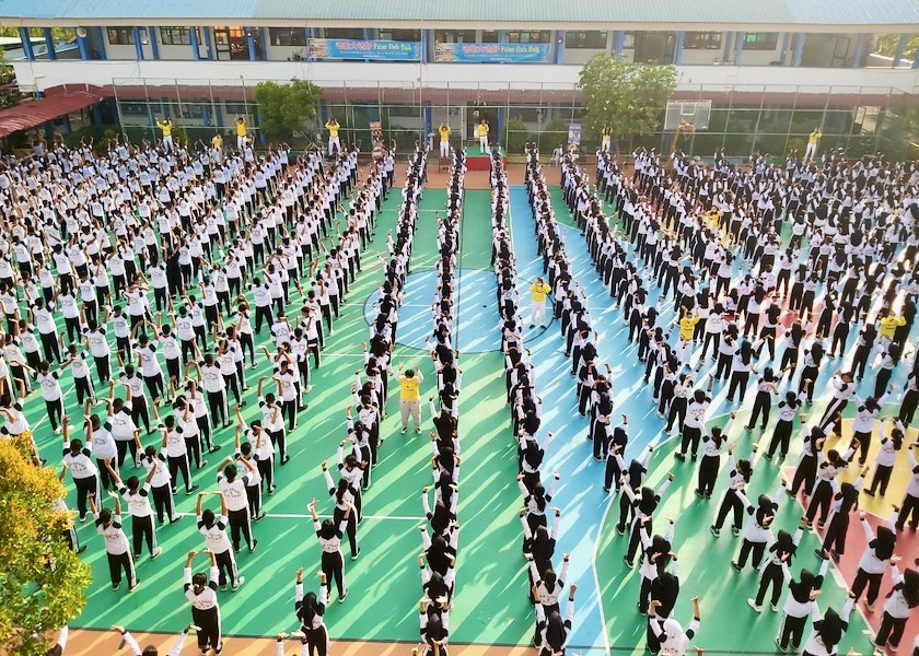 Image for article Batam, Endonezya: Binlerce Öğrenciye Falun Dafa Tanıtımı