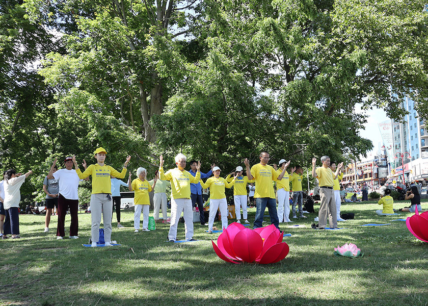Image for article Dünyanın Dört Bir Yanından Gelen Turistler Niagara Şelalesinde Falun Dafa'yı Öğreniyor