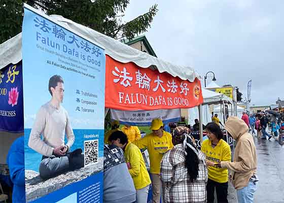 Image for article Syracuse'daki Büyük New York Eyalet Fuarında Falun Dafa'nın Nimetlerini Yaymak