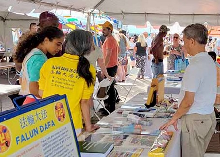 Image for article Kentucky, ABD: Louisville'deki Dünya Festivalinde Falun Dafa'yı Öğrenmek