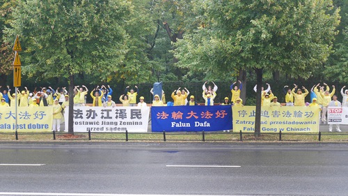 Image for article Varşova, Polonya: 35 Ülkeden Falun Dafa Uygulayıcıları Başbakanlık Ofisi Önünde Barışçıl Bir Şekilde Toplandılar
