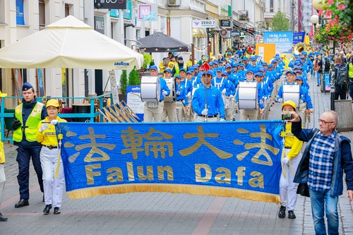 Image for article  Polonya, Varşova: Yerel Halk İki Büyük Geçit Töreni Sırasında Falun Dafa'ya Övgüde Bulundu