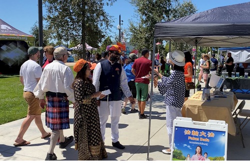 Image for article Sacramento, Kaliforniya: Falun Dafa, Elk Grove Çok Kültürlü Festivali'nde Sıcak Karşılandı