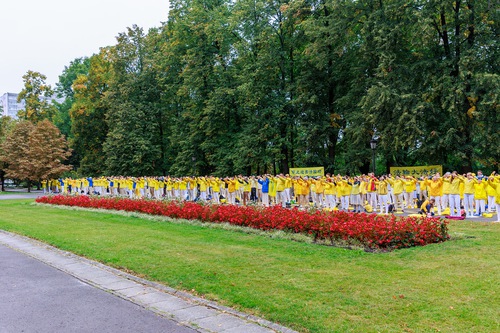 Image for article Polonya, Varşova: Falun Dafa Grubu Egzersiz Grubu Yoldan Geçenleri Etkiledi