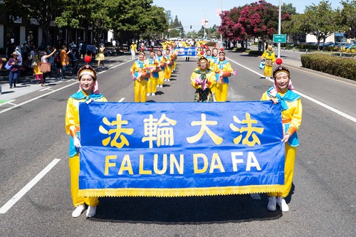 Image for article Kaliforniya: Organizatörler ve Yerel Halk, Hindistan Günü Geçit Töreninde Falun Dafa Uygulayıcılarına Şükranlarını Sundu