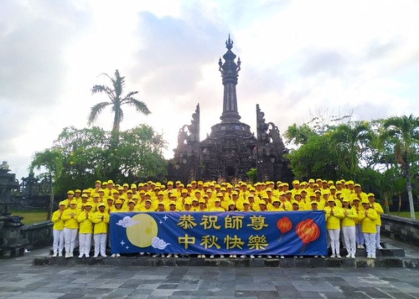 Image for article Endonezya: Bali'deki Falun Dafa Uygulayıcıları Shifu Li'ye Mutlu Bir Sonbahar Ortası Festivali Diliyor