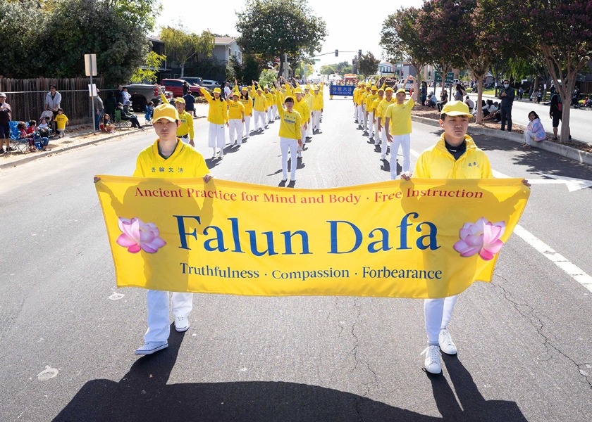 Image for article Newark, Kaliforniya: Geçit Töreni Seyircileri Falun Gong Uygulayıcılarını Memnuniyetle Karşıladı