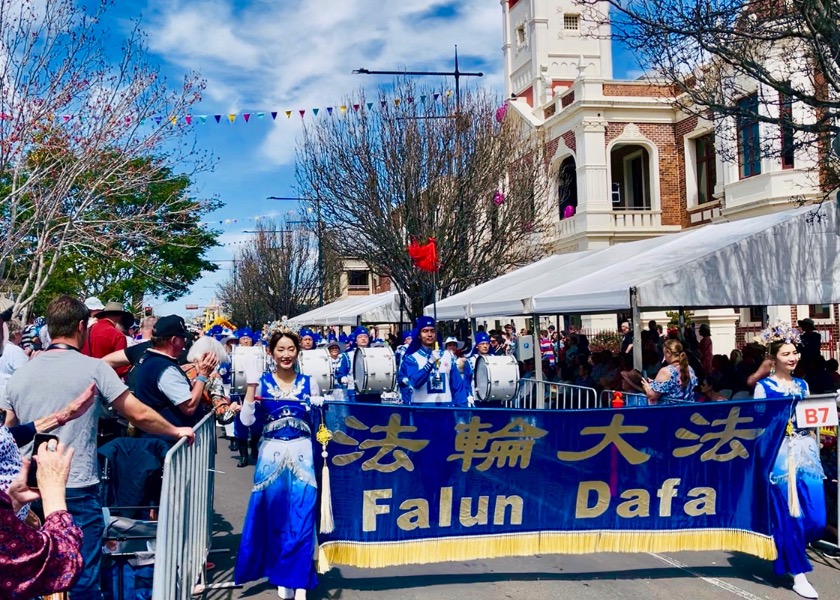 Image for article Toowoomba, Avustralya: Falun Dafa Grubu Çiçek Karnavalı Geçit Töreninde Birincilik Ödülü Kazandı