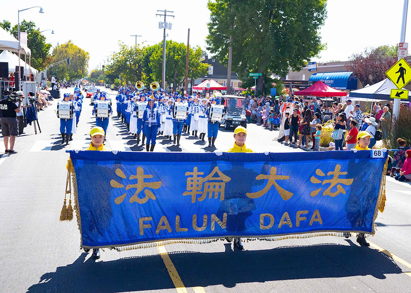 Image for article Santa Clara, Kaliforniya: Falun Dafa Grubu, Silikon Vadisi Geçit Töreninde “Görkemli ve Güçlü” Bir Performans Sergiledi