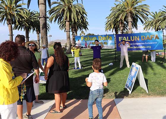 Image for article Los Angeles, ABD: Irvine Küresel Köy Festivali'nde Falun Dafa Tanıtımı