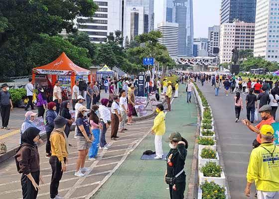 Image for article Cakarta, Endonezya: Otomobilsiz Kent Gününde Falun Dafa Tanıtımı