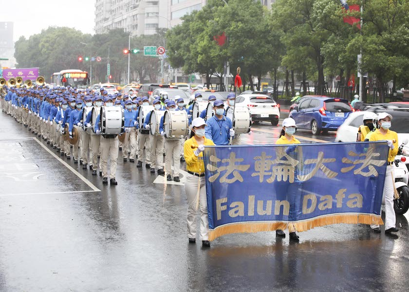 Image for article Taipei, Tayvan: Seyirciler Yağmur Altında Düzenlenen ÇKP'den 400 Milyon Geri Çekilmeyi Destekleyen Büyük Geçit Töreninden Etkilendi