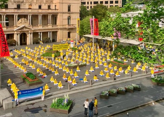 Image for article Sydney, Avustralya: Falun Dafa Grup Egzersizleri Yoldan Geçenlerin Dikkatini Çekti
