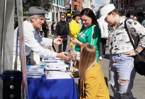 Image for article Dublin, İrlanda: Uygulayıcılar Sonbahar Ortası Festivali Sırasında Falun Gong'u Tanıttılar