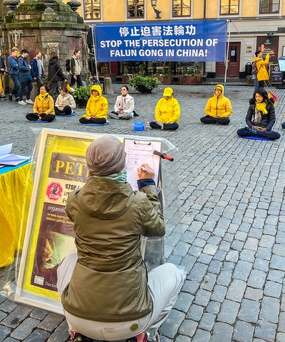 Image for article Stockholm, İsveç: İnsanlar Nobel Ödül Haftası Sırasında Falun Dafa'yı Öğrendi