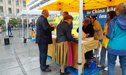 Image for article Münih, Almanya: Falun Dafa Uygulayıcıları Her Hafta Gerçekleri Açıklama Faaliyetleri Düzenliyor