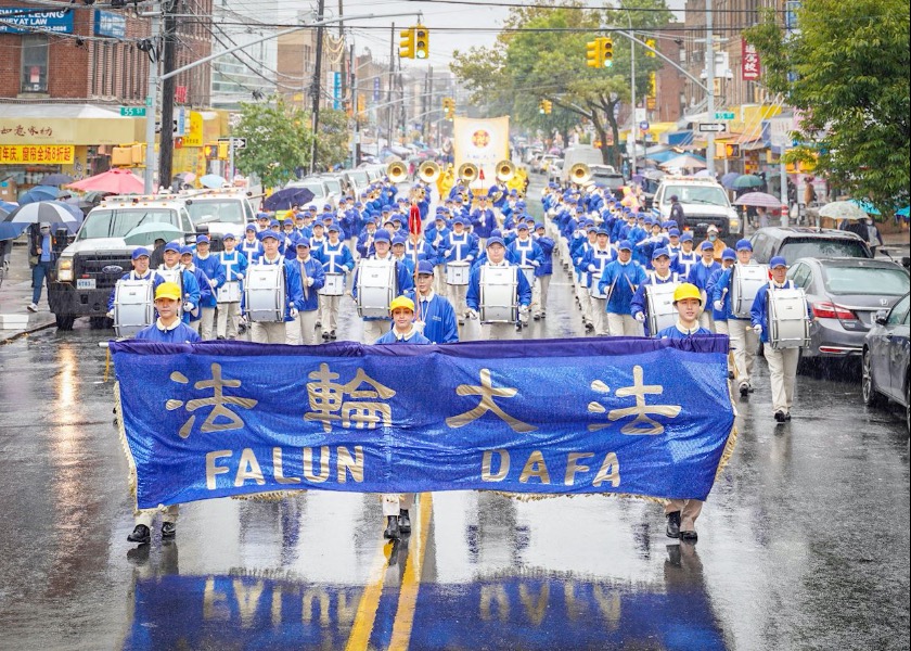Image for article New York: Yağmur Altında Düzenlenen Büyük Geçit Töreniyle Çin'de Devam Eden Zulme İlişkin Farkındalık Artırıldı