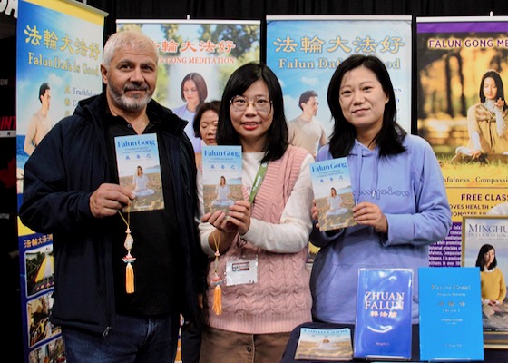 Image for article Kanada: Falun Dafa, Toronto'daki 35. Uluslararası Kar Aracı Gösterisinde İyi Karşılandı