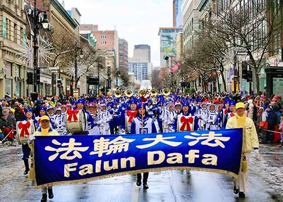 Image for article Montreal: Tian Guo Bando Takımı Pandemiden Sonra Düzenlenen İlk Noel Baba Geçit Törenine Katıldı