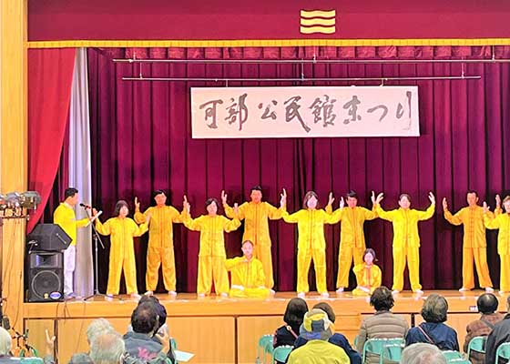 Image for article Hiroşima, Japonya: İnsanlar Sonbahar Festivalleri Sırasında Falun Dafa'nın Umut Mesajıyla İlgilendi