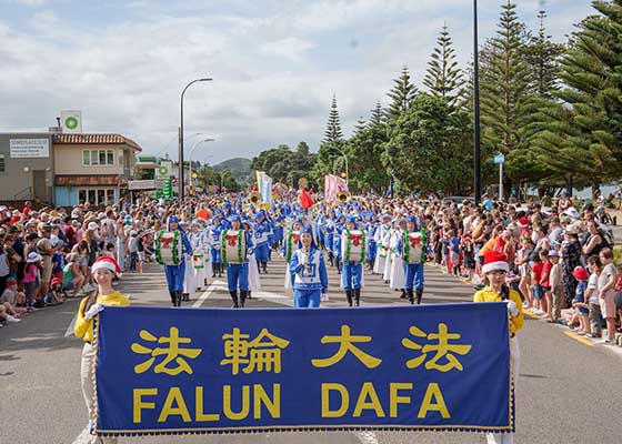 Image for article Yeni Zelanda: Falun Dafa Uygulayıcıları Noel Geçit Töreninde Birincilik Ödülü Kazandı