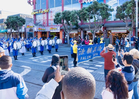 Image for article Kaliforniya: San Francisco Gaziler Günü Geçit Töreni Falun Dafa Uygulayıcılarını Ağırladı