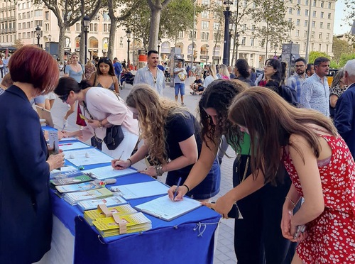 Image for article Barselona, ​​İspanya: Halk, Plaza Catalunya'daki Etkinlik Sırasında Falun Dafa'ya Yapılan Zulmü Kınadı