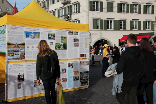 Image for article Zürih, İsviçre: Yerel Halk Çin'deki Falun Dafa Zulmünü Kınadı