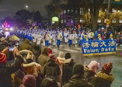 Image for article Toronto, Kanada: Falun Gong Uygulayıcılarının Bando Takımı Noel Baba Geçit Töreninde Memnuniyetle Karşılandı