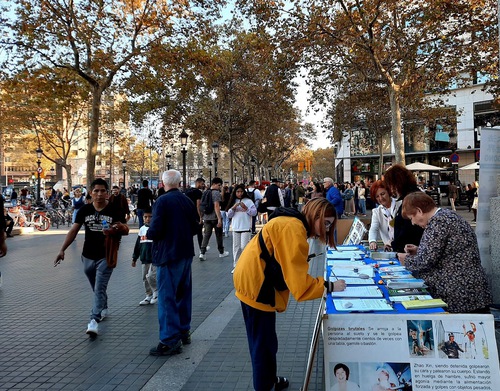 Image for article Barselona, ​​İspanya: İnsanlara Falun Dafa Anlatıldı ve Zulüm Konusunda Farkındalık Arttırıldı