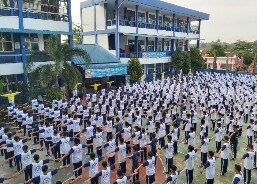 Image for article Endonezya: Ortaokul Öğrencilerine ve Personeline Falun Dafa Tanıtımı