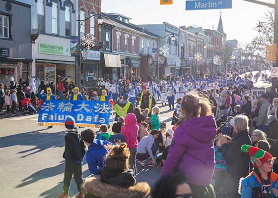 Image for article Kanada: Toronto Falun Dafa Grubu Dört Noel Geçit Töreninde Performans Sergilemeye Davet Edildi